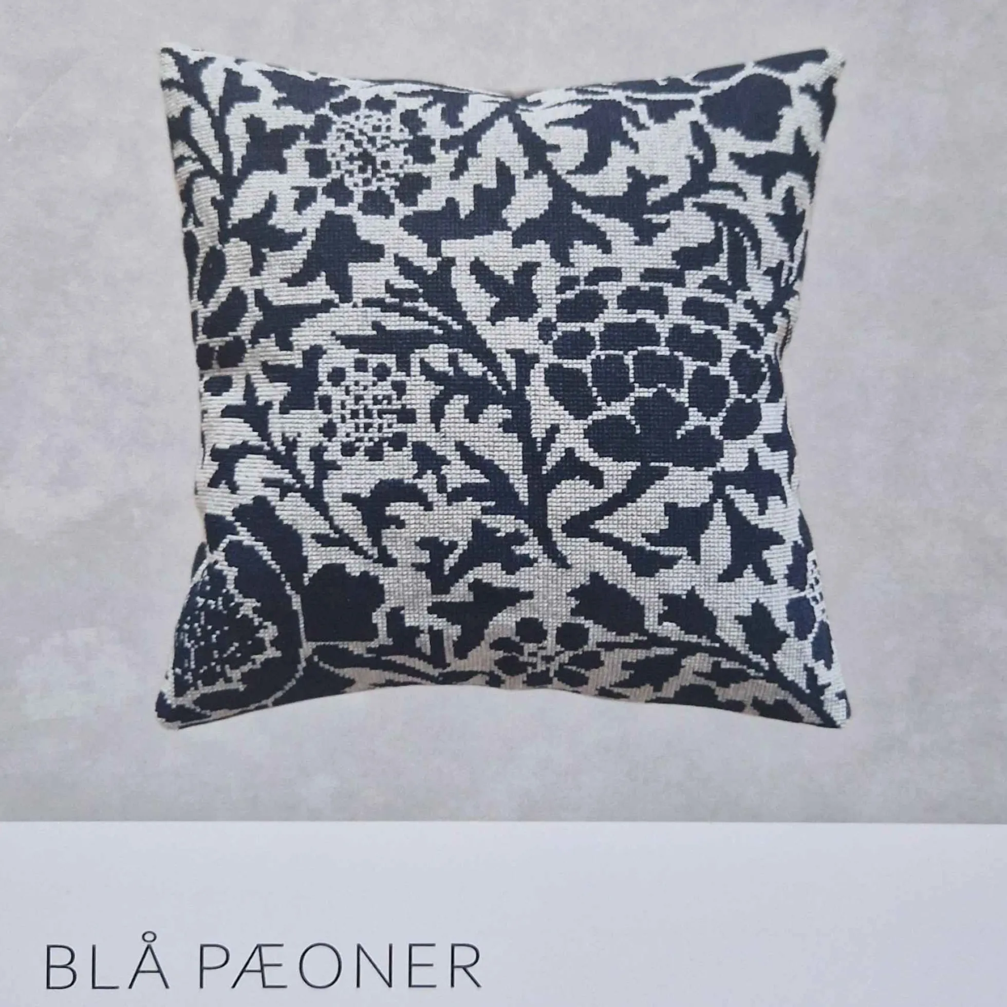 Blå Pioner, broderikit kudde
