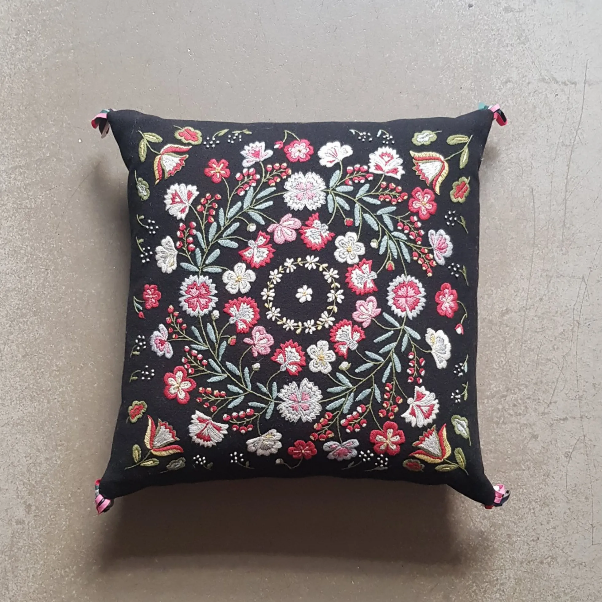 Bröllopskudde från Villand, broderikit