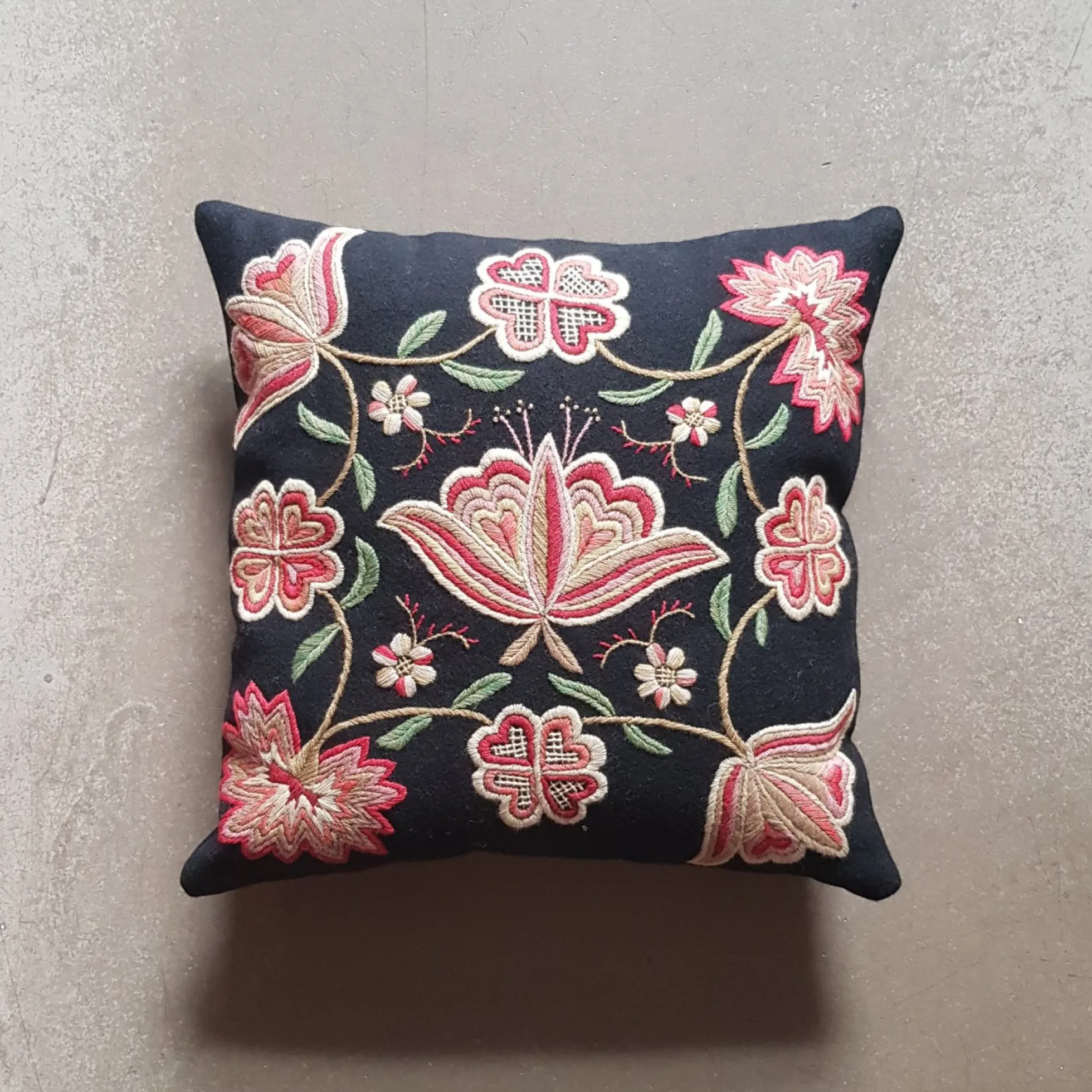 Djurafall, broderikit