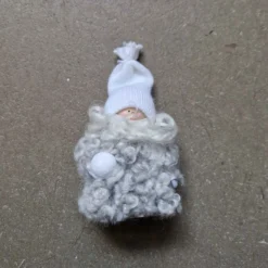 Fårskinnstomte, vit med snöboll