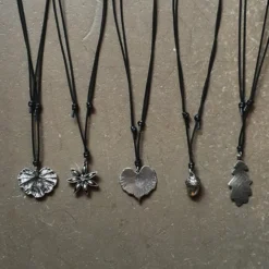Halsband i tenn
