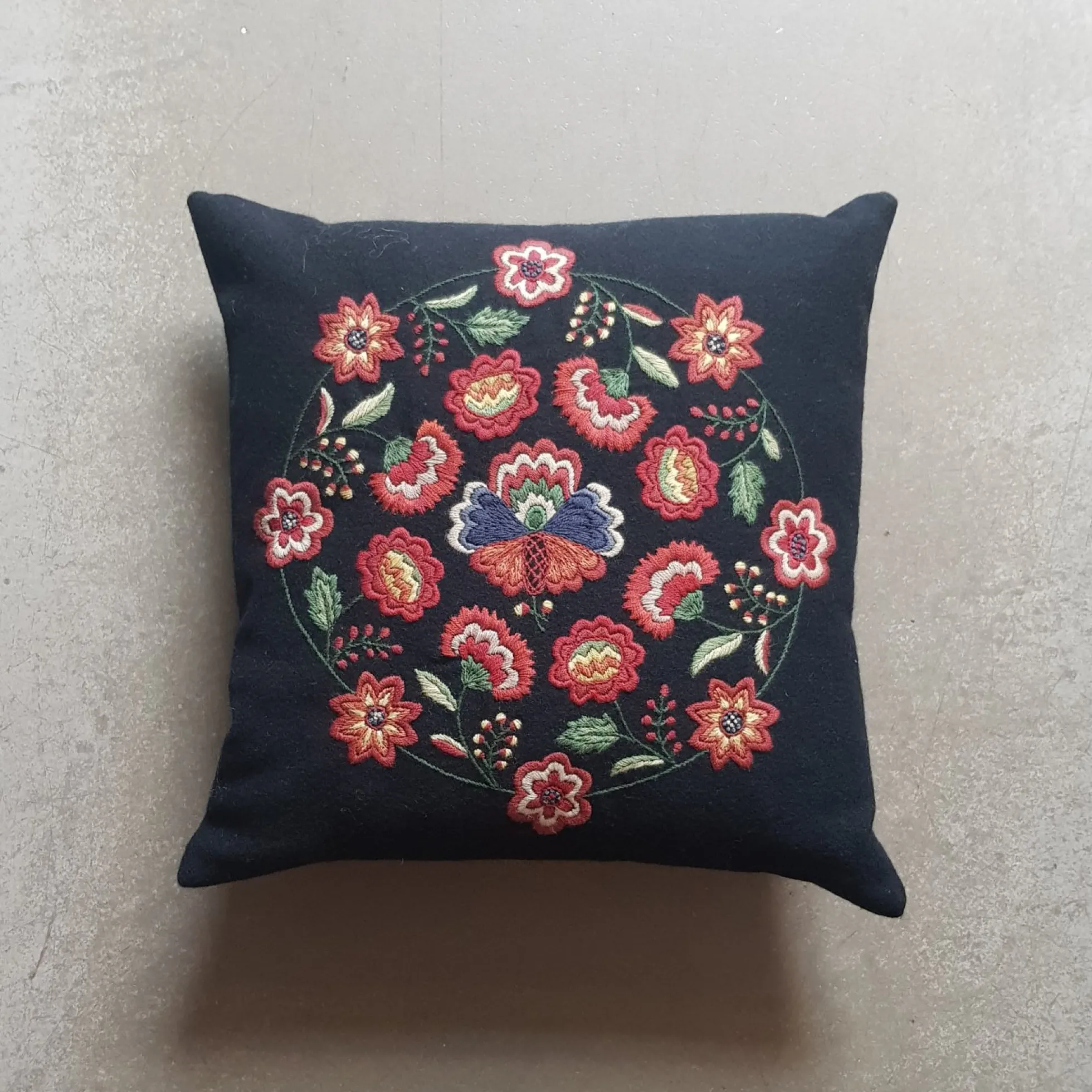 Liten Blomsterfrossa svart, broderikit