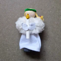 Lucia med vitt fårskinn