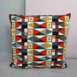 Mariannes Mosaik, broderikit kudde