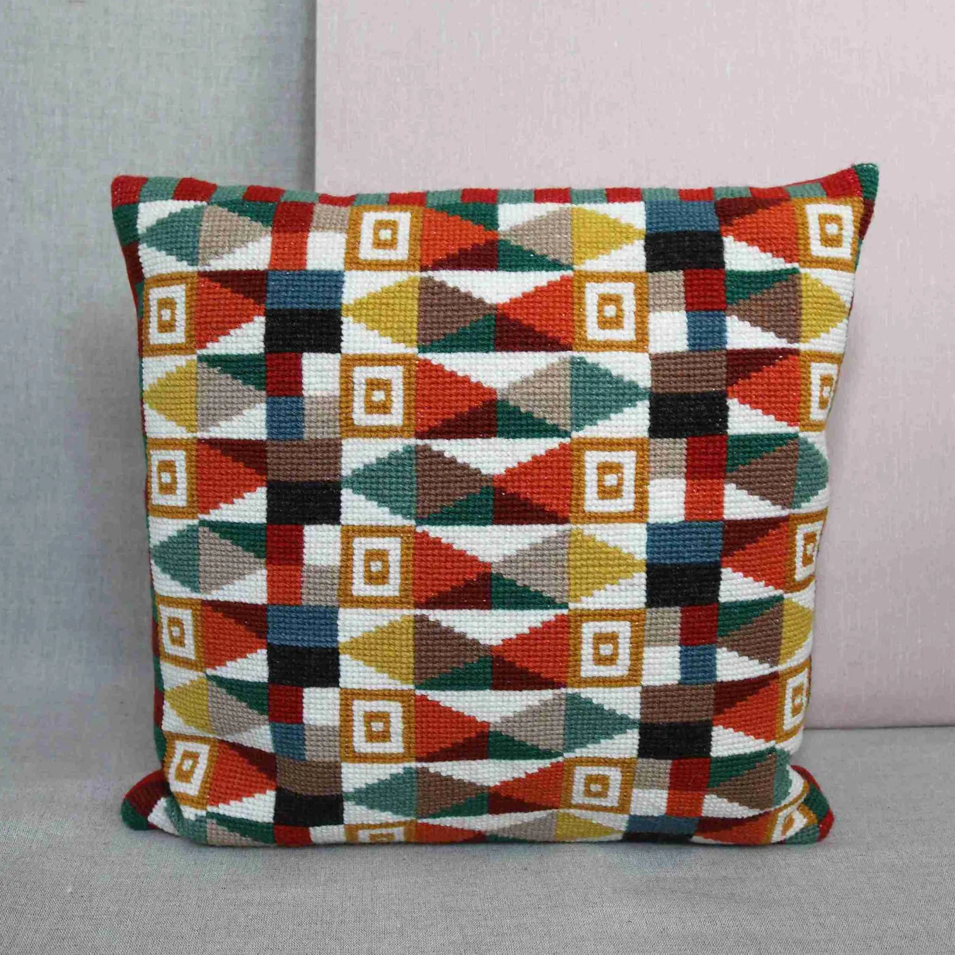 Mariannes Mosaik, broderikit kudde
