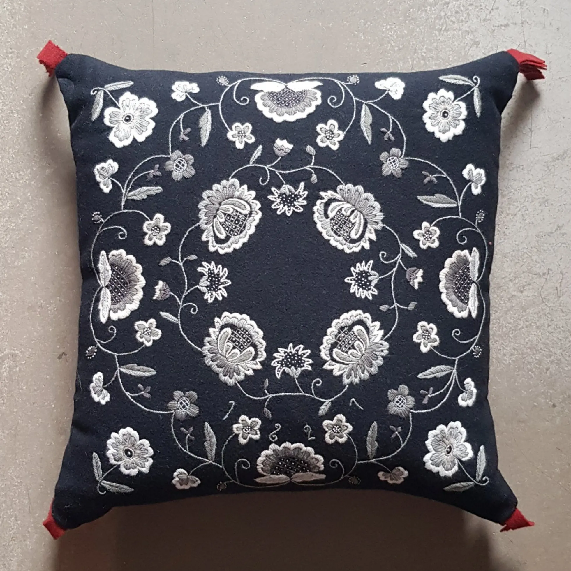 Önnestads bröllopskudde, broderikit
