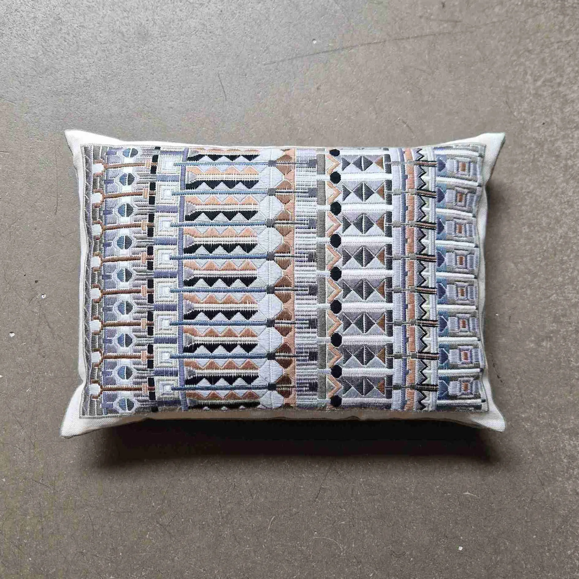 Oriental, grå broderikit