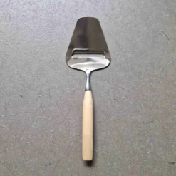 Osthyvel med trähandtag