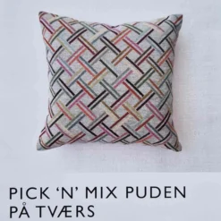 På tvärs, broderikit kudde