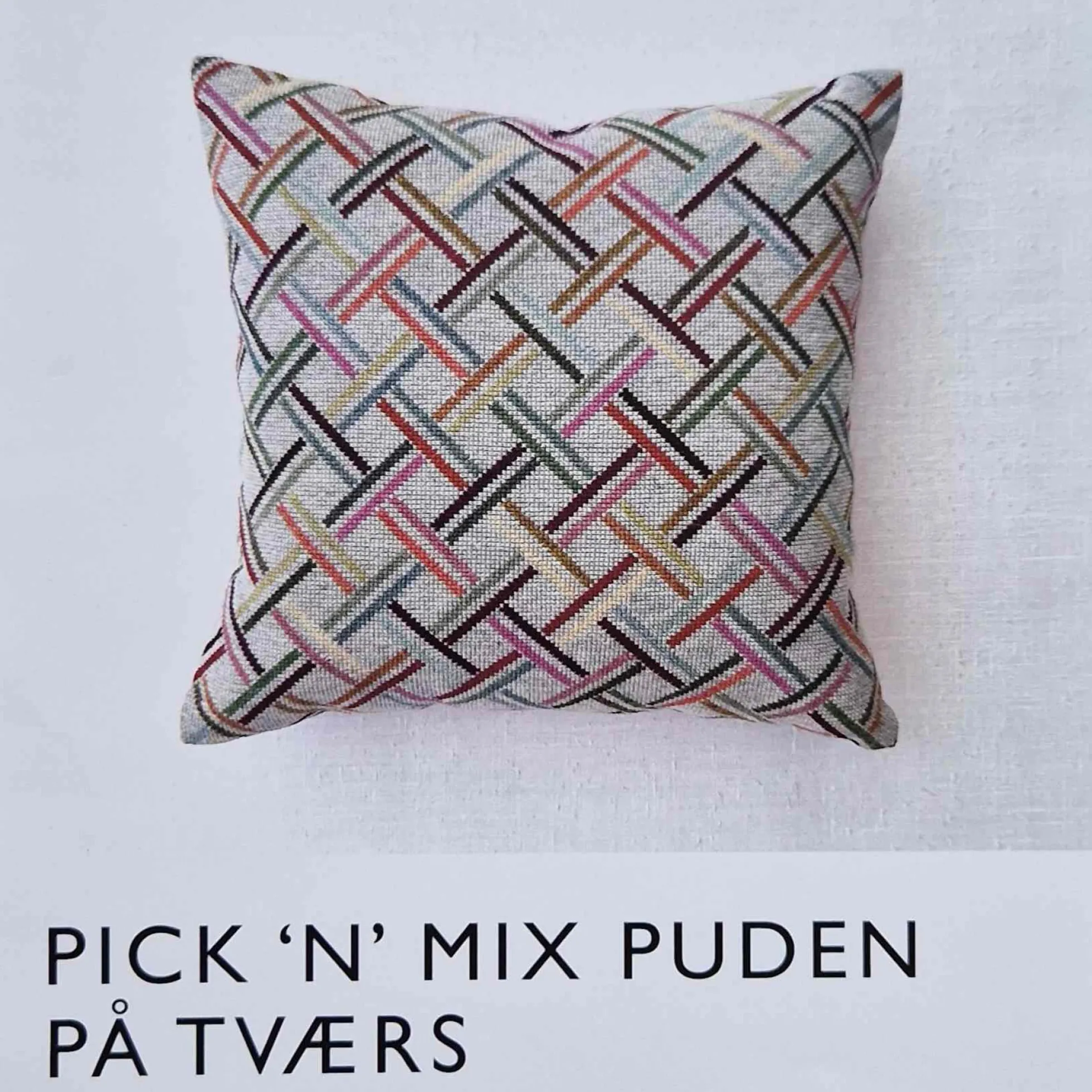 På tvärs, broderikit kudde