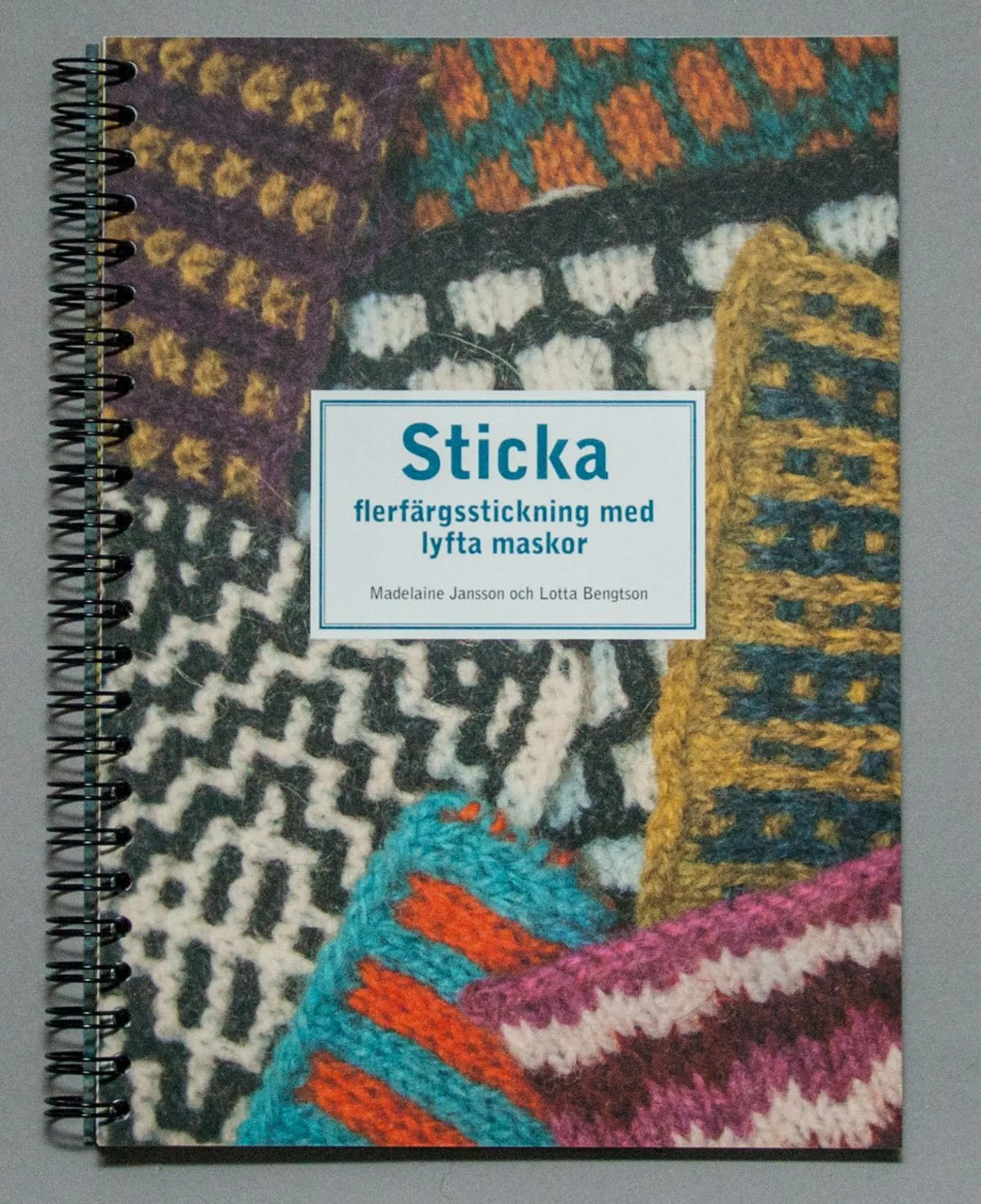 Sticka flerfärgsstickning med lyfta maskor
