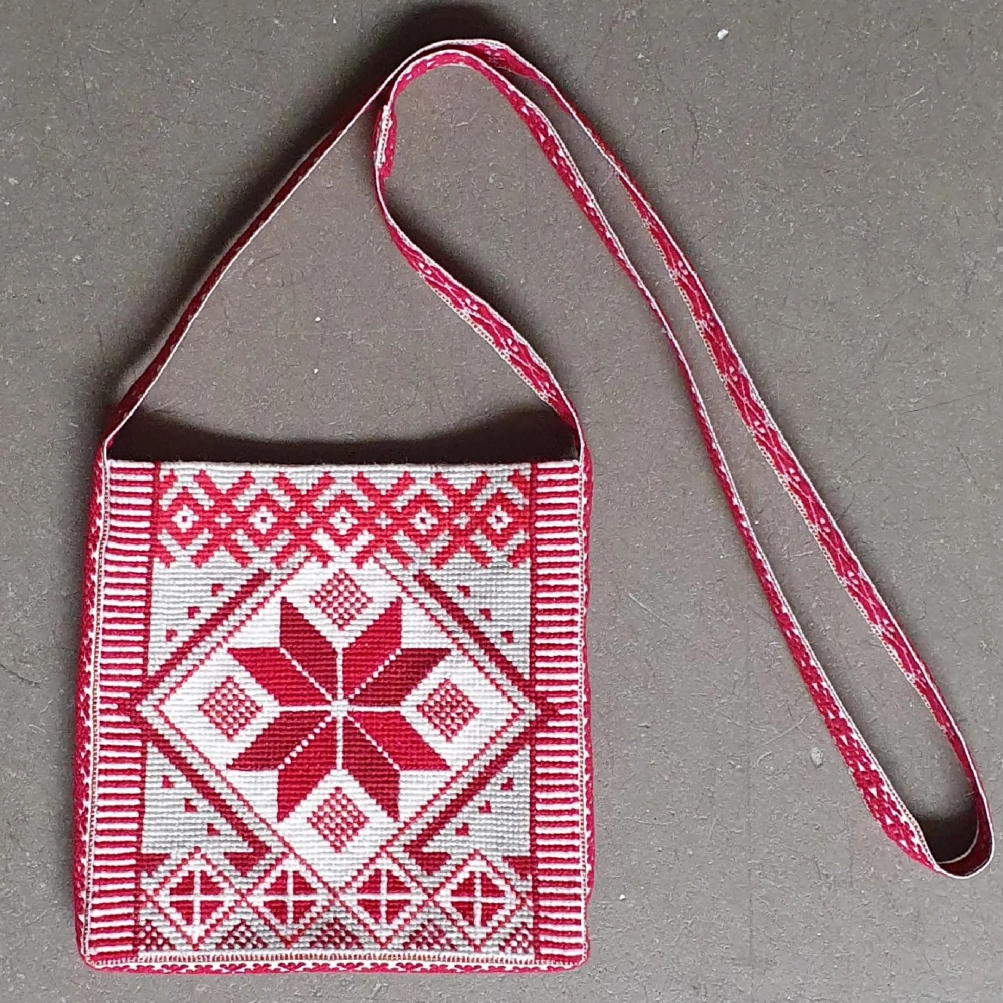 Stjärnväska röd, broderikit
