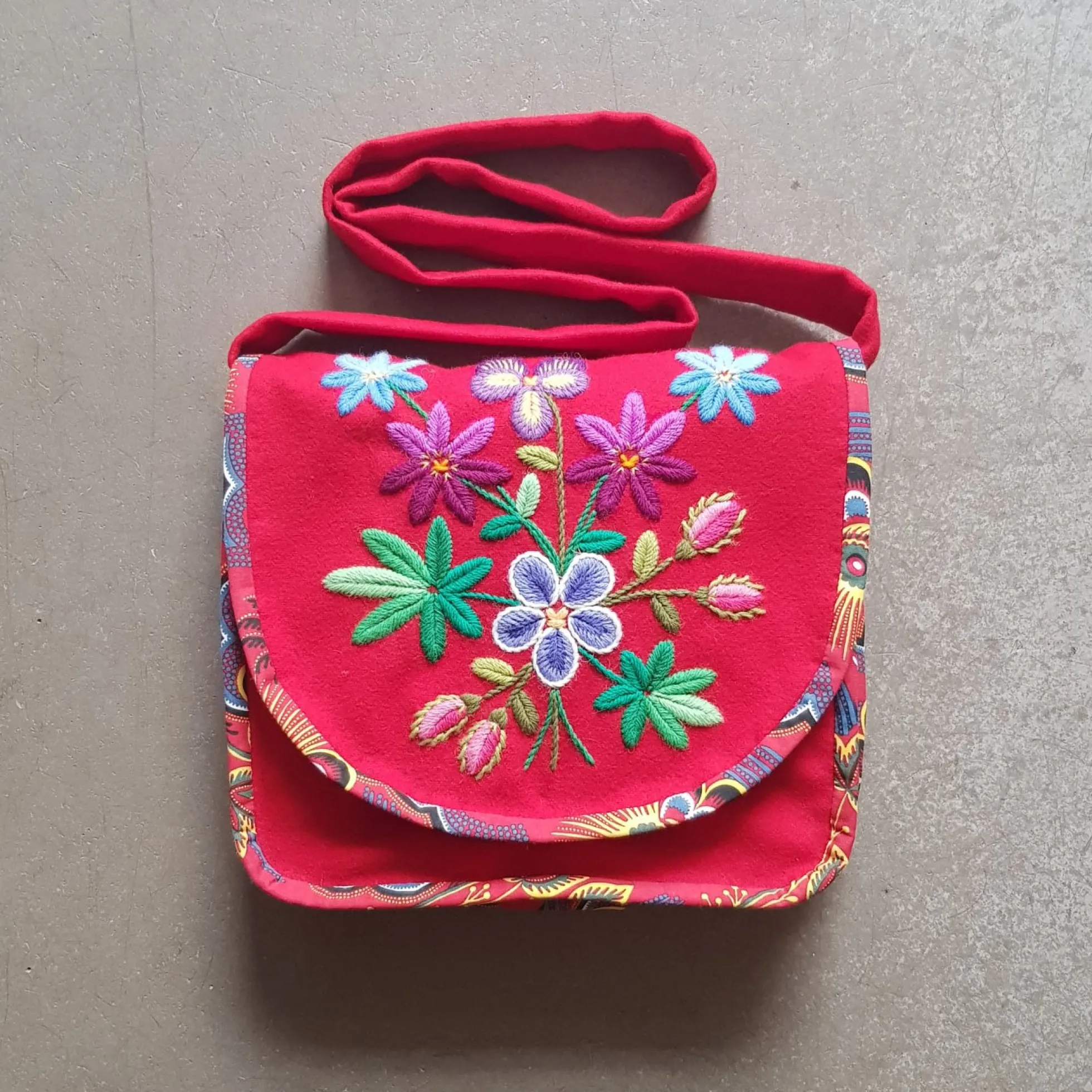 Tioblomster väska, broderikit