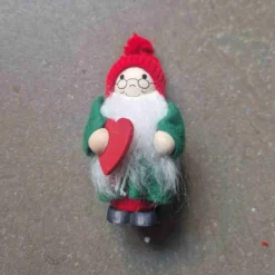 Tomte med rött hjärta