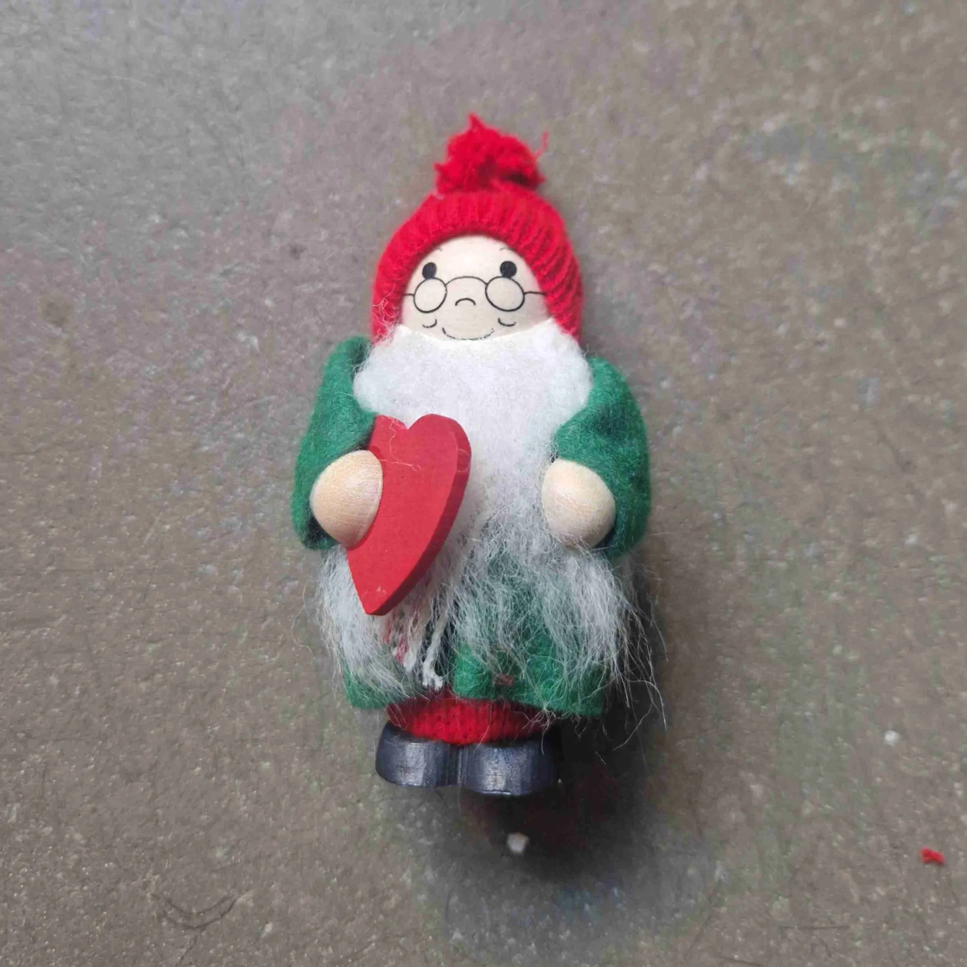 Tomte med rött hjärta
