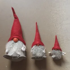 Tomte med tovad luva och kropp