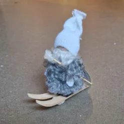 Tomte på skidor