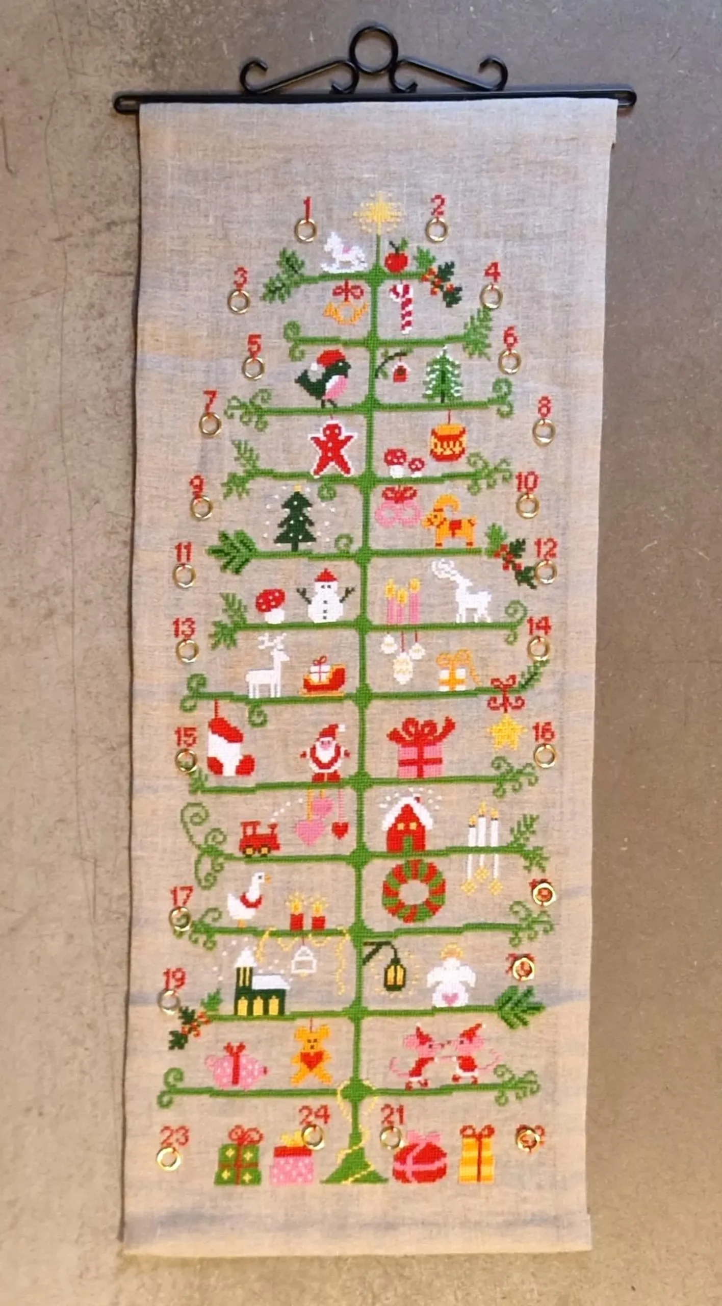 Trädet, broderikit julkalender